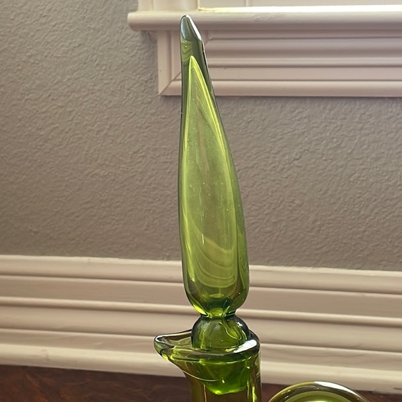 Olive Green glass decanter with flame stopper - Picture 8 of 17